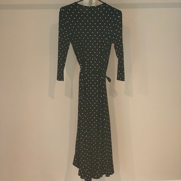 Isabella Oliver Issie Maternity Ruffle Dress - Picture 5 of 12